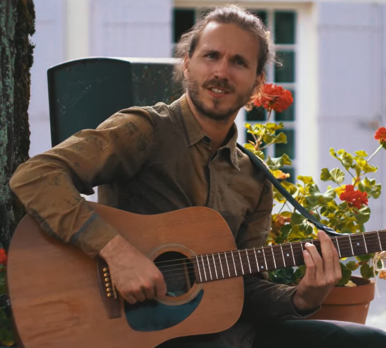 Alexandre Charles, musicien girondin, guitare à la main