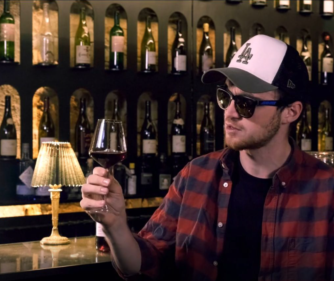 Gab, rappeur lyonnais, dégustant un verre au Château Cazebonne