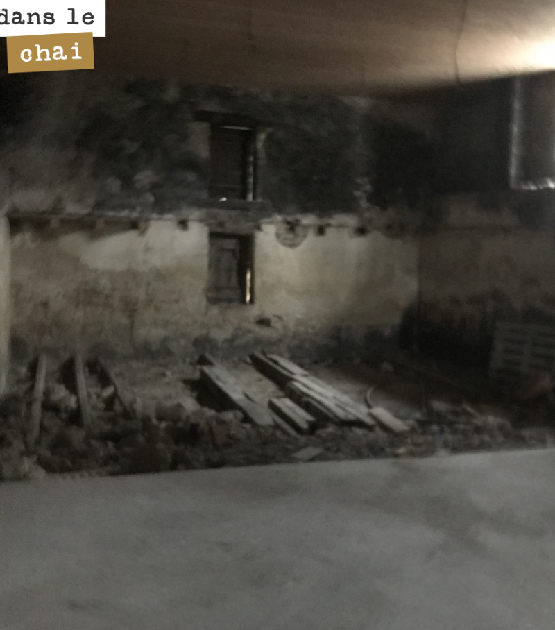 Bon, il y a encore un peu de travail sur notre futur chai d’amphores.
De la terre battue, construire une mezzanine pour pouvoir stocker des matières sèches au dessus et...
... attendre de voir comm...