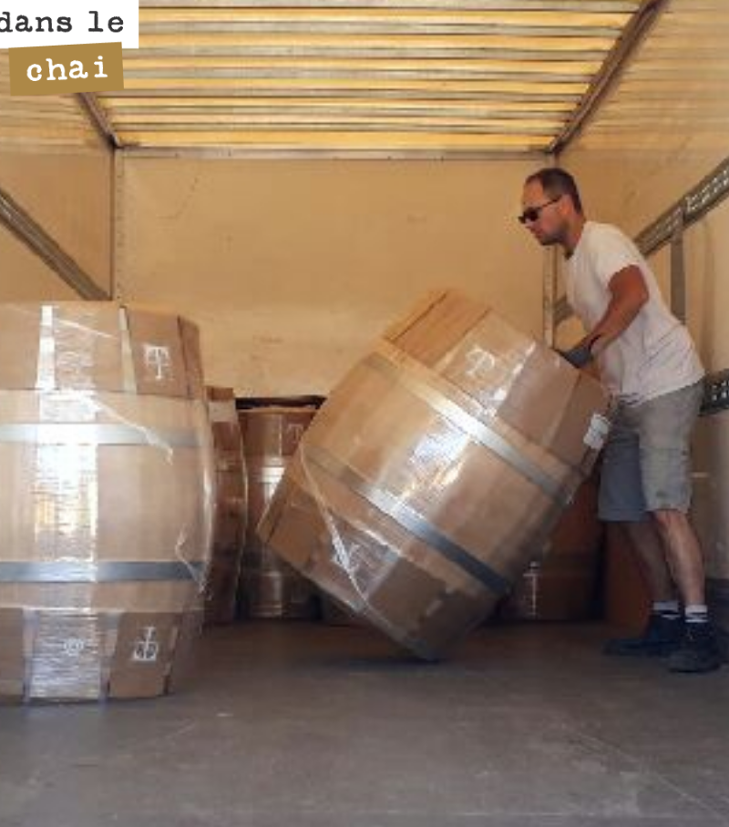 Réception de nos barriques de chêne neuves. On fait des essais avec 4 tonneliers cette année, sur les blancs comme les rouges (ici barriques de Taransaud). On veut des barriques qui ne marquent pas...