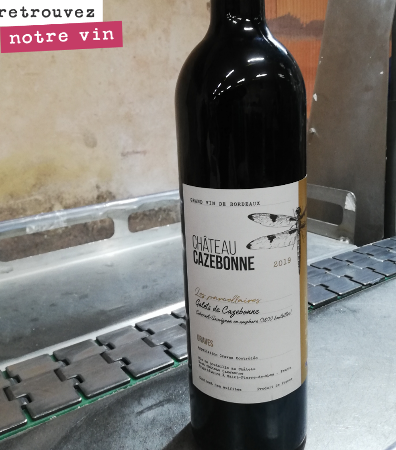 Pour nos parcellaires, on a adopté cet forme de bouteille, plus élancée, plus élégante avec une étiquette qui fait le tour de la bouteille et qui nous permet de vous détailler les caractéristiques ...