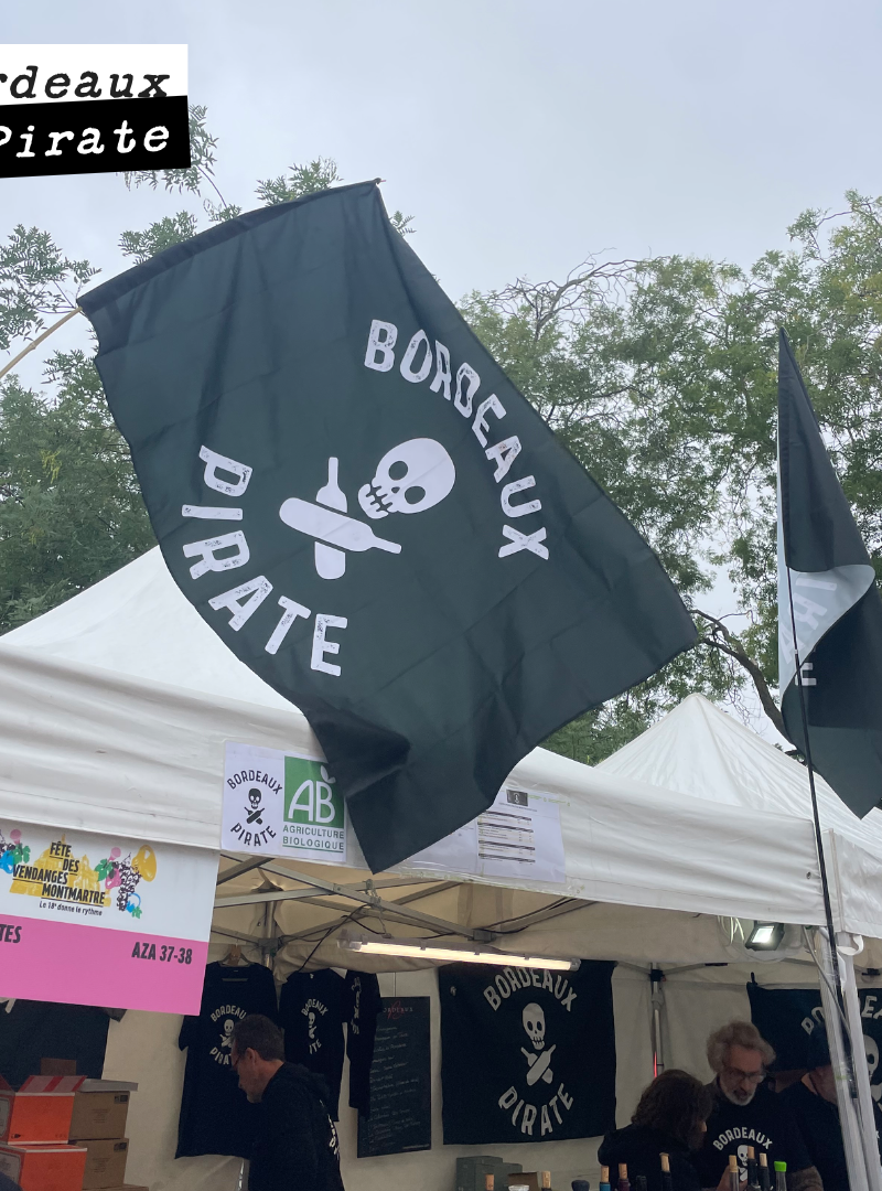 Le drapeau pirate 🏴☠️ est hissé pour la Fête des vendanges de Montmartre.