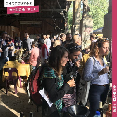 Des visiteurs concentrés... pour la dégustation de notre parcellaire Peyron-Bouché 2017, un assem...