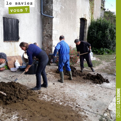 On travaille les bouses de vache additionnées de basalte et de coquilles d'œuf, en les remuant af...