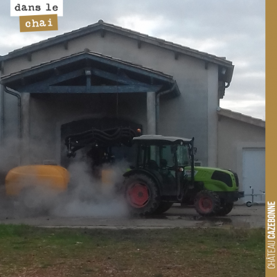 Benjamin fait le grand nettoyage de nos pulvérisateurs avant mise au garage pour l'hiver. Le magn...