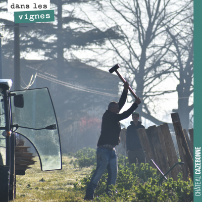 Bruno est à la manœuvre pour refaire les piquets de coin de nos rangs de vigne. Certains en avaie...