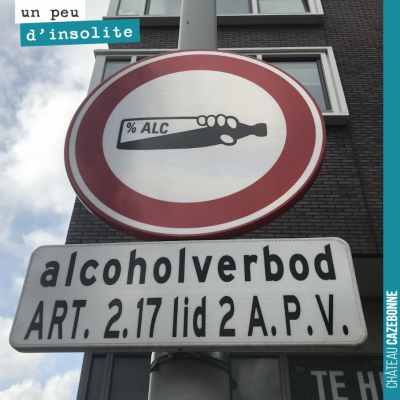 Vu dans une rue d'Amsterdam. Vous en comprenez la signification ? Interdit de boire à la bouteill...