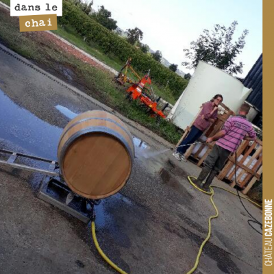 Une par une, on nettoie les barriques de blancs qui vont servir à la fermentation des sémillons. ...