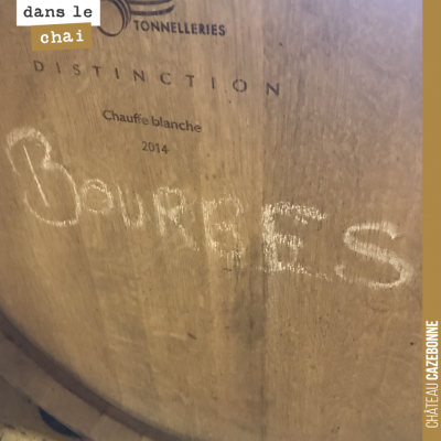 On laisse fermenter les bourbes en barriques. Les bourbes sont les lies plus grossières que l'on ...