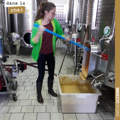 Marion écoule une cuve de semillon qui a maintenant parfaitement fini ses fermentations. On a ram...