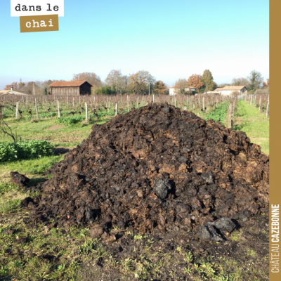 On dispose les tas de composts en attendant que les sols sèchent, après les pluies de novembre. A...