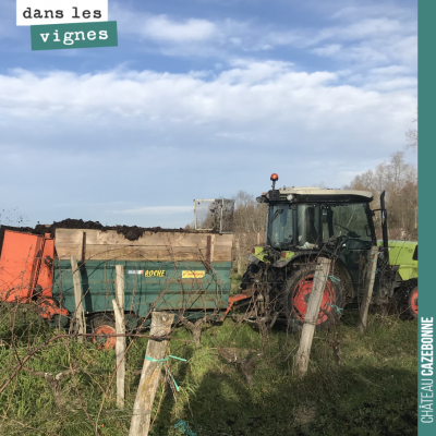 On a enfin pu rentrer dans les vignes cette semaine pour étendre du fumier et peu à peu, reconsti...