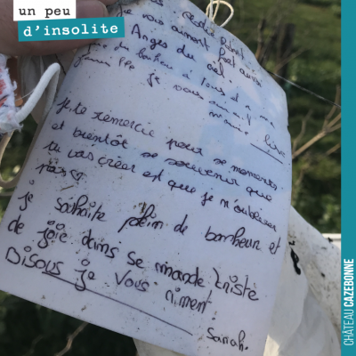 SOS, on recherche Sarah qui a envoyé cette lanterne chinoise dans le ciel, qui a atterri dans nos...